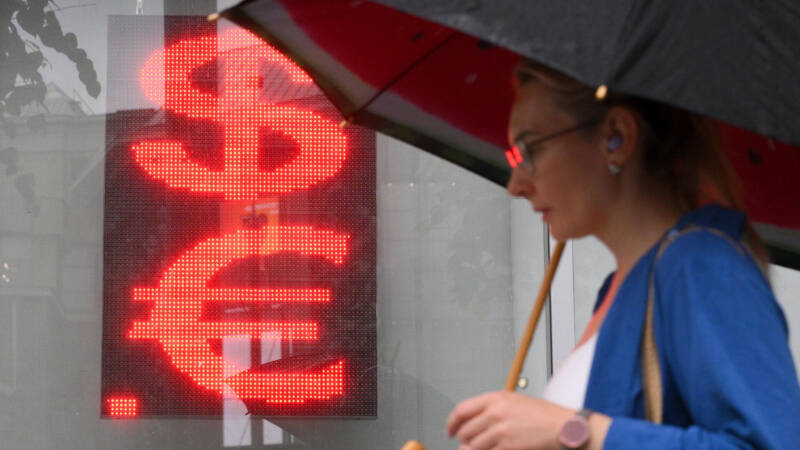 Опубликованы официальные курсы доллара, евро и юаня на четверг