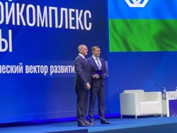 Вице-губернатор ХМАО получил почетную награду Минстроя РФ